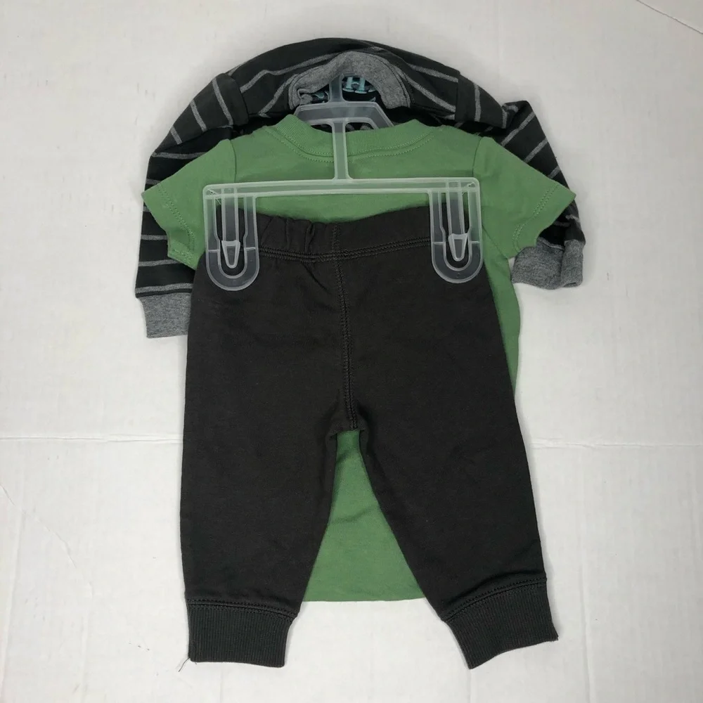 - Carter’s baby boy 3 piece set outfit size 3m